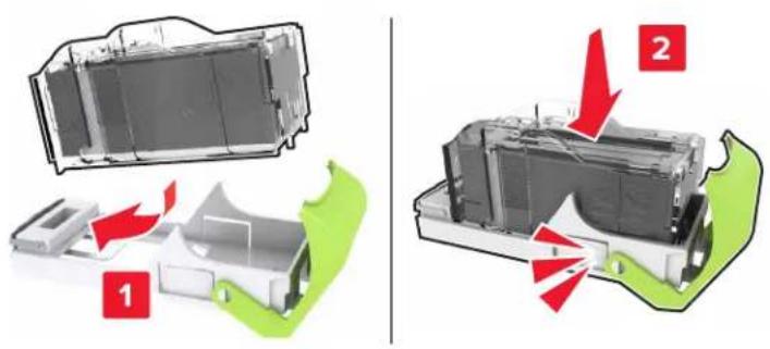 LEXMARK XC8155 - Bytte stiftekassettholderen i enheten for stifting og hulling på flere steder - 2