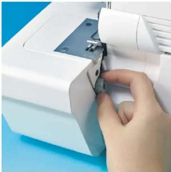 Łucznik Overlock 820D-5 - Wyłącz maszynę za pomocą wyłącznika głównego - 8