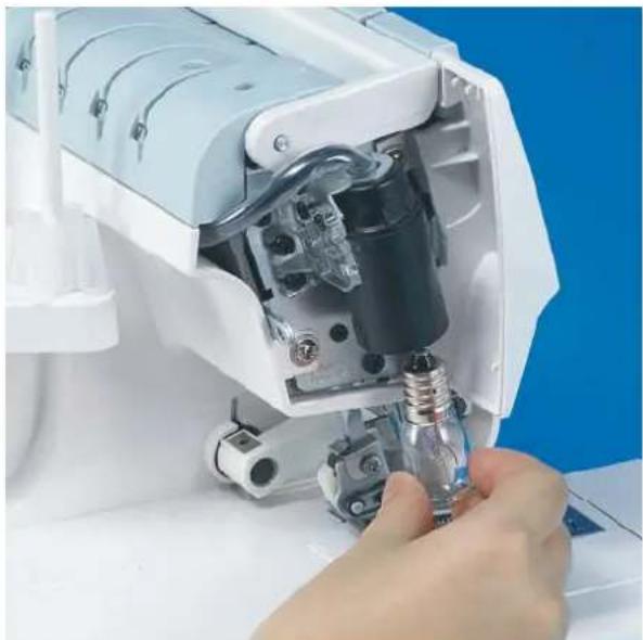 Łucznik Overlock 820D-5 - Wyłącz włącznik maszyny - 4