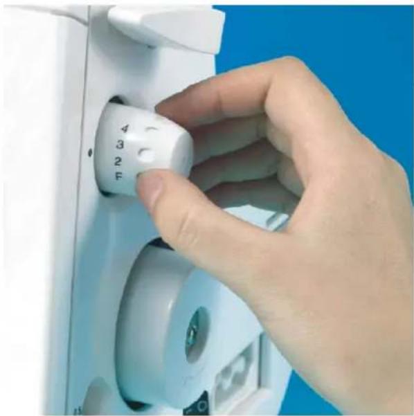 Łucznik Overlock 820D-5 - Wyłącz maszynę za pomocą wyłącznika głównego - 12