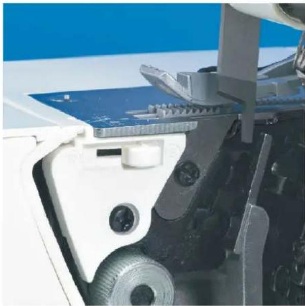 Łucznik Overlock 820D-5 - Wyłącz maszynę za pomocą wyłącznika głównego - 4