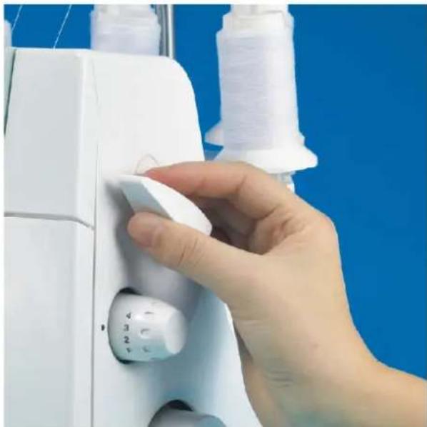 Łucznik Overlock 820D-5 - Zmiana szpulki, gdy nić jest nawleczona - 1
