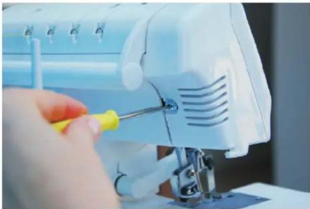 Łucznik Overlock 720D4 - – wymiana żarówki: - 1