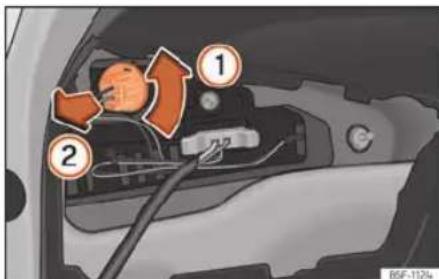 SEAT Leon ST (2019) - Wymiana żarówek podświetlenia tablicy rejestracyjnej - 1