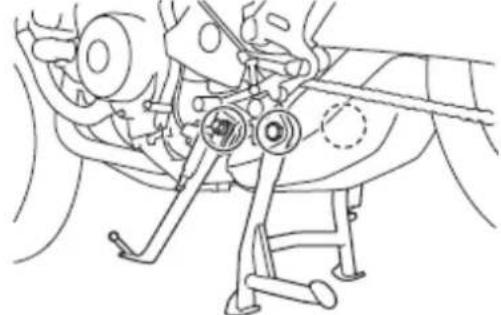 YAMAHA TRACER 9 (2015) - Sprawdzanie i smarowanie podpórki centralnej i podpórki bocznej - 1