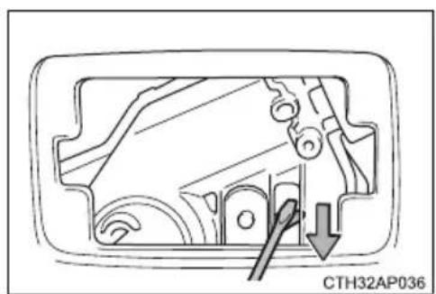 TOYOTA Auris Hybrid (2017) - Jeżeli nie działa przycisk zamka drzwi bagażnika - 2