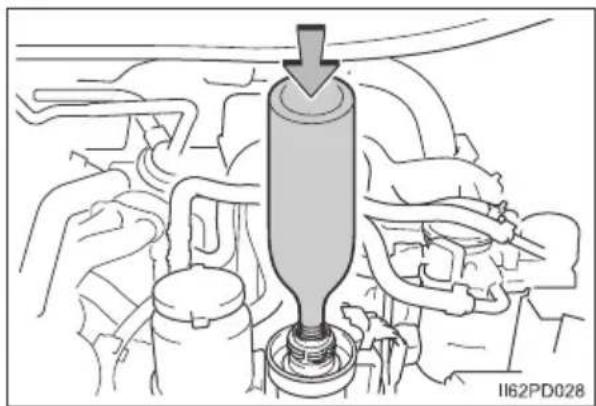 TOYOTA Land Cruiser 150 (2022) - Samodzielne uzupełnianie roztworu AdBlue™ w sytuacjach awaryjnych (w niektórych wersjach) - 6