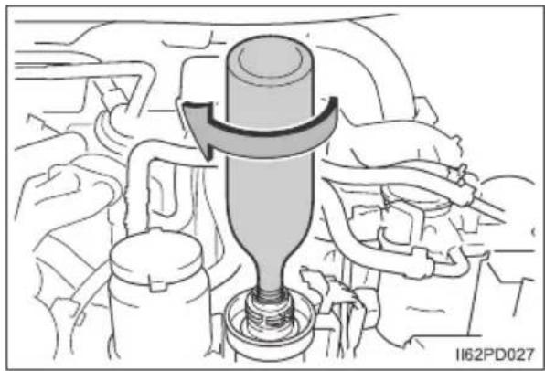 TOYOTA Land Cruiser 150 (2022) - Samodzielne uzupełnianie roztworu AdBlue™ w sytuacjach awaryjnych (w niektórych wersjach) - 5