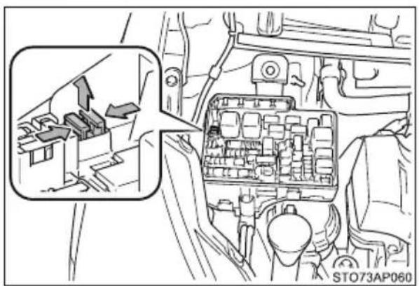 TOYOTA Yaris Hybrid (2016) - Sprawdzanie i wymiana bezpieczników - 4
