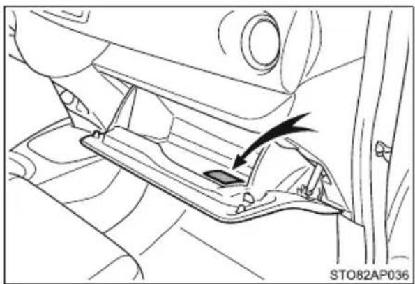TOYOTA Yaris Hybrid (2016) - Wyjmowanie awaryjnego zestawu naprawczego do ogumienia - 7