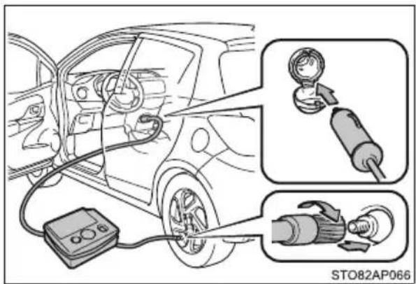 TOYOTA Yaris Hybrid (2016) - Wyjmowanie awaryjnego zestawu naprawczego do ogumienia - 11