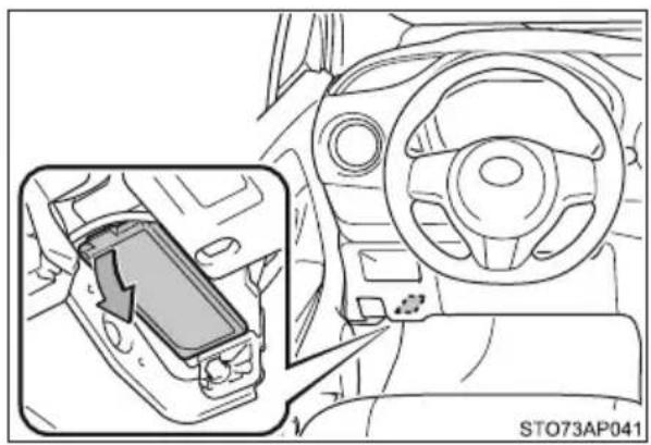 TOYOTA Yaris Hybrid (2016) - Sprawdzanie i wymiana bezpieczników - 2