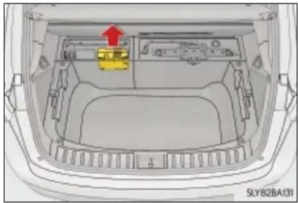 LEXUS NX 200t (2014) - Wyjmowanie awaryjnego zestawu naprawczego do ogumienia - 6