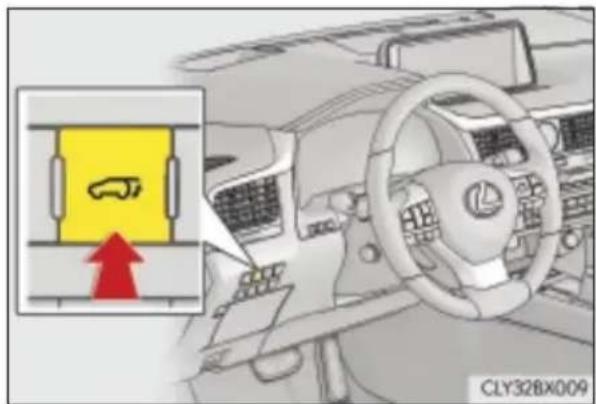 LEXUS RX 350L (2017) - Otwieranie i zamykanie elektrycznie sterowanych drzwi bagażnika z wnętrza samochodu - 1
