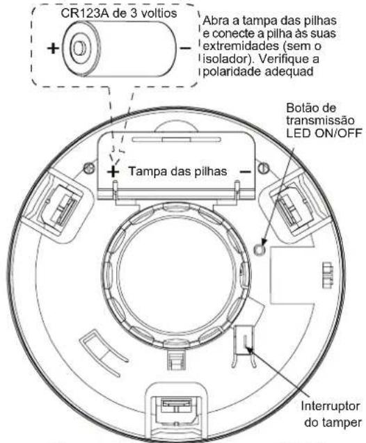 CR123A de 3 voltios + - Abra a tampa das pilhas e conecte a pilha às suas extremidades (sem o isolador). Verifique a polaridade adequad Tampa das pilhas Botão de transmissão LED ON/OFF Interruptor do tamper