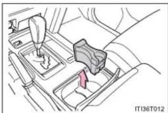TOYOTA Land Cruiser 200 (2012) - Scoaterea suportului (suport pentru pahare tip A) - 1