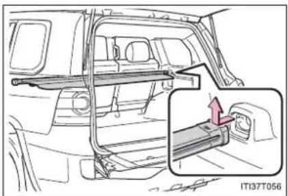 TOYOTA Land Cruiser 200 (2012) - Demontarea copertinei portbagajului (dacă există în dotare) - 1