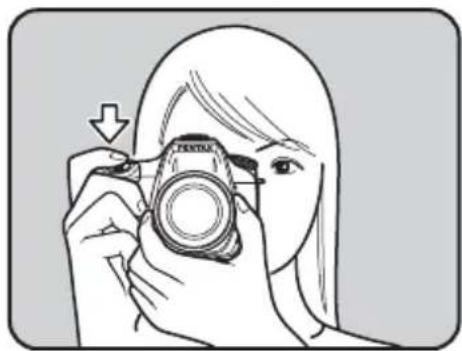 RICOH K-7 - ファインダーをのぞきながら シャッターボタンを半押しする - 1