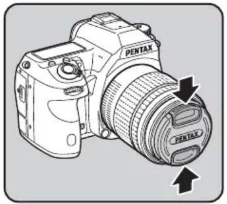 RICOH K-7 - 図の矢印部分を内側に押してレンズキャップを取り外す - 1
