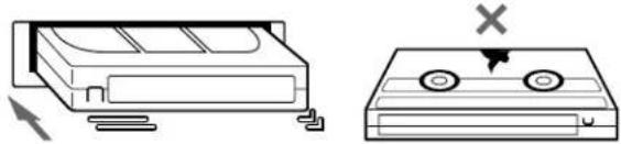 TOSHIBA W 701 - Loading a cassette - 1