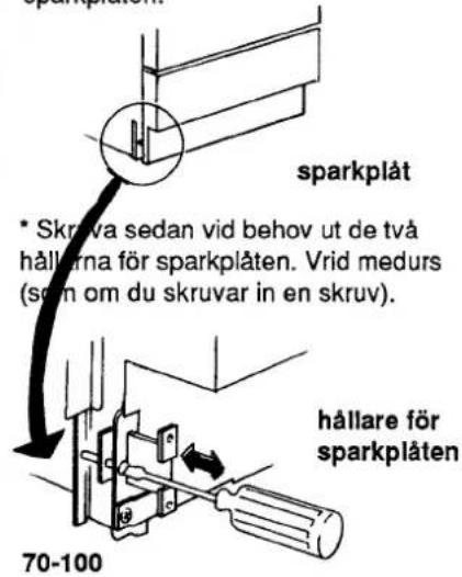 sparkplåt * Skrava sedan vid behov ut de två hållerna för sparkplåten. Vrid medurs (søn om du skruvar in en skruv). hållare för sparkplåten 70-100