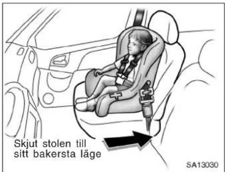 Skjut stolen till sitt bakersta läge SA13030
