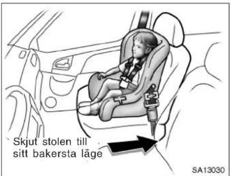 Skjut stolen till sitt bakersta läge SA13030