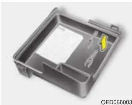 KIA Cee'd (2009) - Säkringshållaren i kupén Byte av säkring: - 1