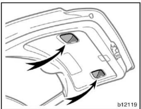 TOYOTA Corolla Verso (2007) - Öppna bakluckan genom att trycka upp dörröppnaren varpå dörren öppnas. - 1