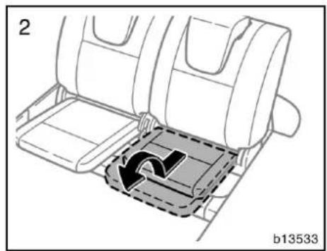 TOYOTA Corolla Verso (2007) - Håll upp spaken och fäll ned ryggstödet efter det att sittdynan har fällts in. - 2