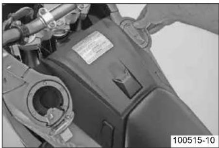 KTM 990 Adventure R - Stänga tanklocken - 1