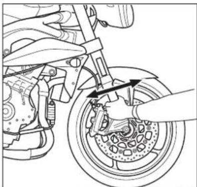 TRIUMPH Speed R Triple - Kontrollera styrlagerspelet - 1