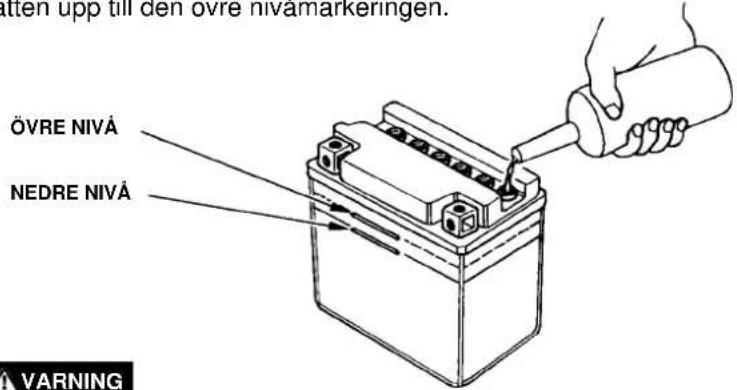 titten upp till den övre nivamarkeringen. ÖVRE NIVÅ NEDRE NIVÅ VARNING