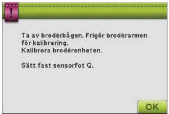 Ta av brodérbågen. Frigör brodérarmen för kalibrering. Kalibrera brodérenheten. Sätt fast sensorfot Q.