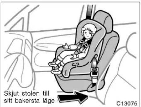 Skjut stolen till sitt bakersta läge C13075