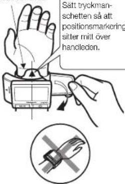 Satt tryckman- schetten så att positionsmarkoring sitter mitt över handleden.