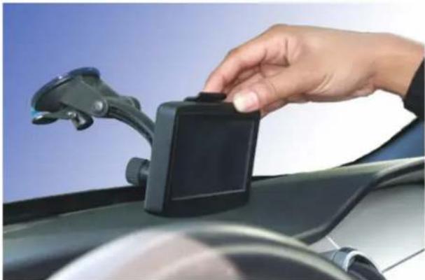 MAGELLAN RoadMate 1230 - Attaching the Magellan RoadMate to the Cradle - 1