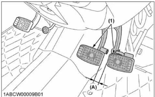KUBOTA M5N-111HDRC12 - Checking brake pedal free travel - 1