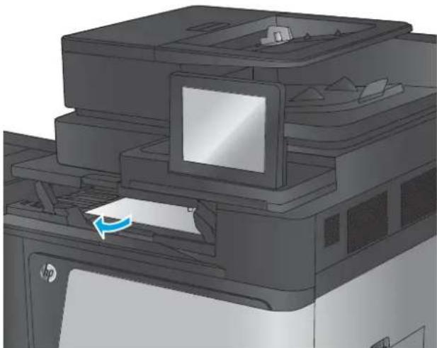 HP LaserJet Enterprise MFP M830 - Rensa utmatningstrassel vid övergångsenheten för utmatningstillbehör - 2