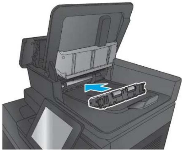 HP LaserJet Enterprise MFP M830 - Åtgärda papperstrassel i dokumentmataren - 5