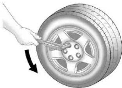 CHEVROLET Tahoe Hyrbid (2012) - RemovingtheFlatTireand InstallingtheSpareTire - 2