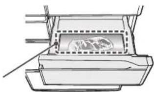 HITACHI R-E6800V - 上層冷凍室的鋁製托盤上放用保鮮膜包好的食品 - 1
