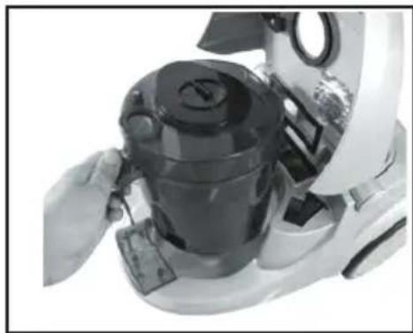 BUSH BVC1805 - Emptying the dust container - 2
