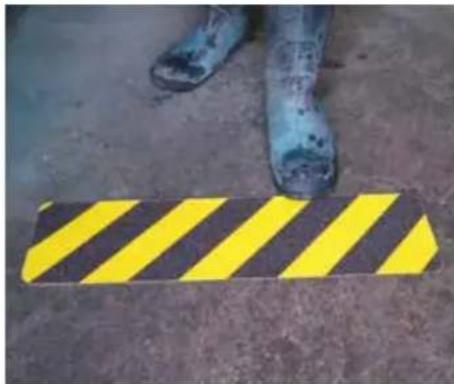 Panduit PCT-1083-C - Non-Skid Floor Signs - 3