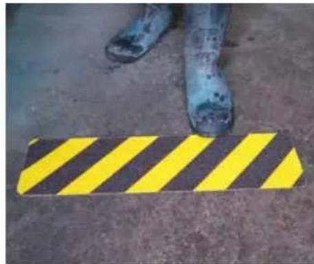Panduit PCT-1086-B - Non-Skid Floor Signs - 3