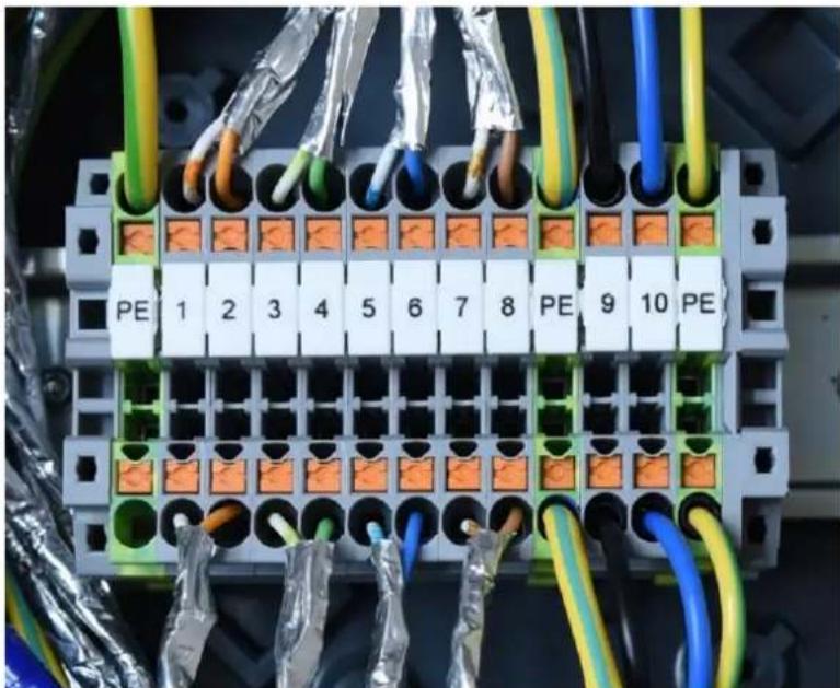 AXIS SKDP03-T - Connecting the cable to the clamps - 2