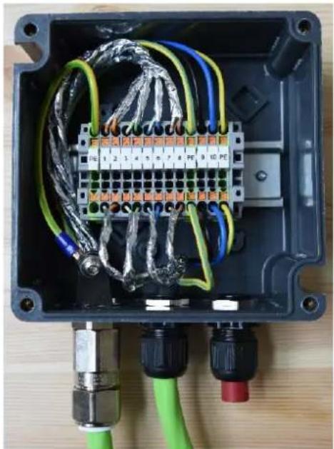 AXIS SKDP03-T - Connecting the cable to the clamps - 1