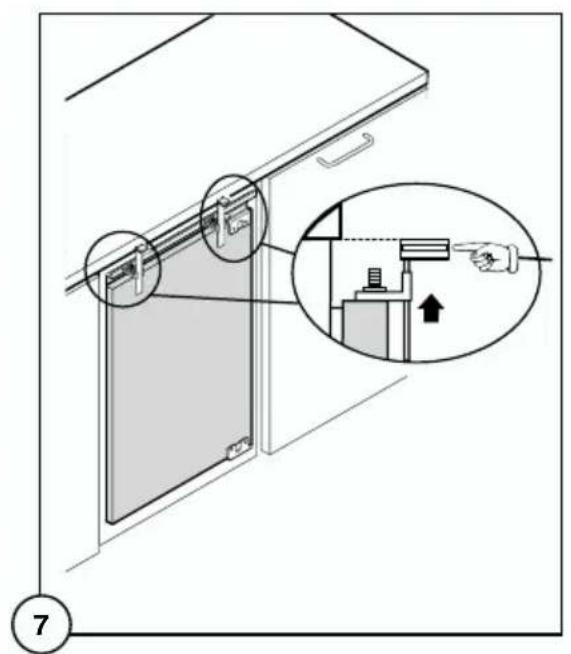 Diagram showing a door lock mechanism with magnified detail and directional arrow, labeled with number 7