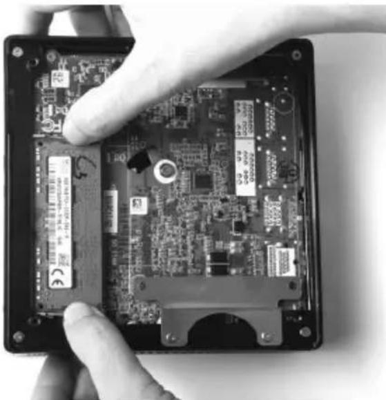 Zotac ZBOX MI662 nano - Removing the memory module - 1