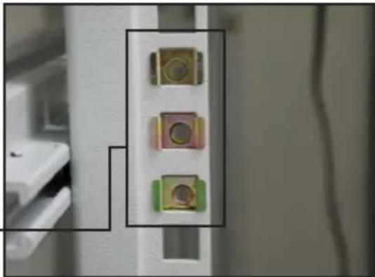 ASUS RS100-E4/PI2 - Attaching the rails to the rack - 3